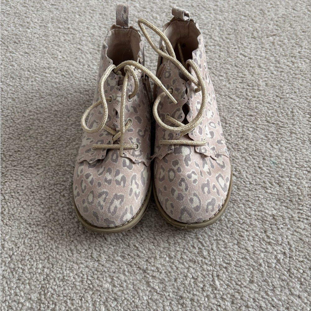 GAP Tan and Brown Boots with Lace-Up Design